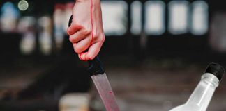Imagen de un hombre sujetando un cuchillo