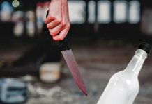 Imagen de un hombre sujetando un cuchillo