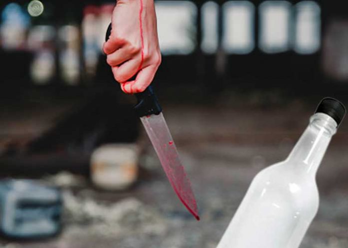Imagen de un hombre sujetando un cuchillo