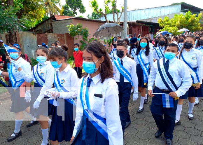 Estudiantes de Managua participan en desfile en saludo al mes patrio