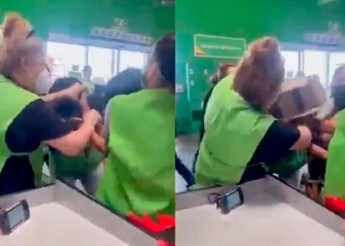 Cajera y clienta se pelean dentro de un supermercado y todo por un hombre