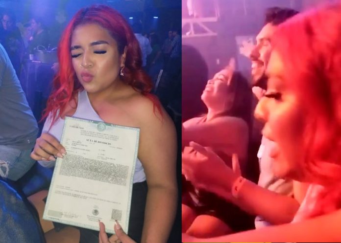 Mujer se va de fiesta para celebrar su divorcio