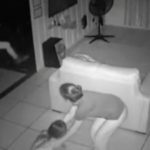 Terrorífico video: Elevan del cuello a una niña mientras juega con amigas Elevan del cuello a una niña mientras juega con amigas