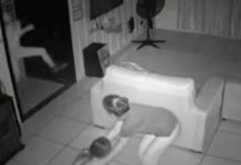 Elevan del cuello a una niña mientras juega con amigas