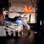 Motociclista pierde la vida al impactar contra rastra en Nindirí