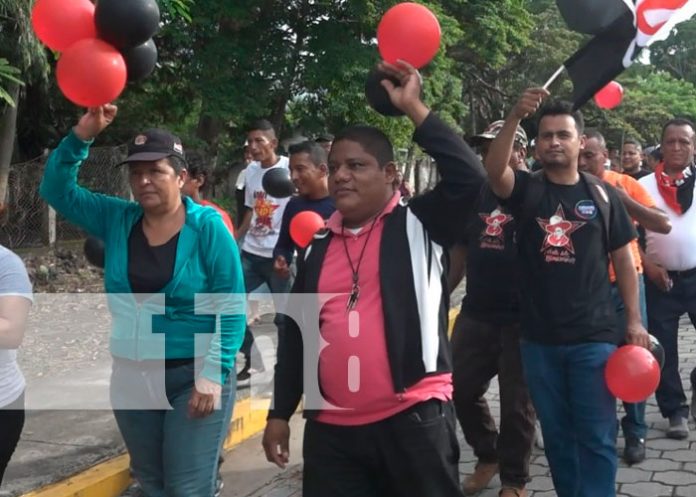 Familias sandinistas caminan con orgullo patrio en la Isla de Ometepe