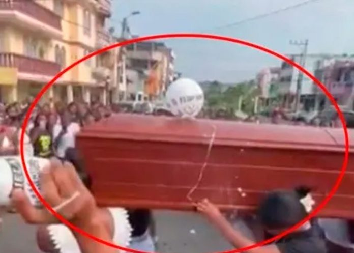 ¿Fiestas o funeral? Joven se va 