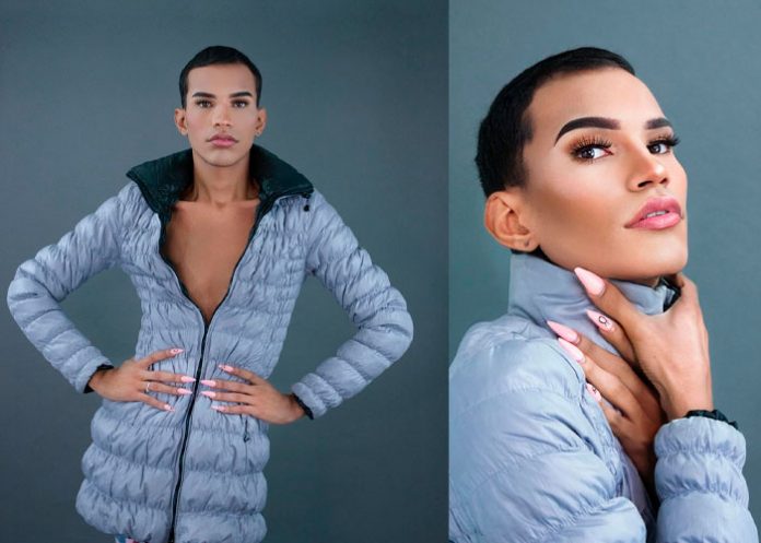 Dándonos rostra y cuerpa la 