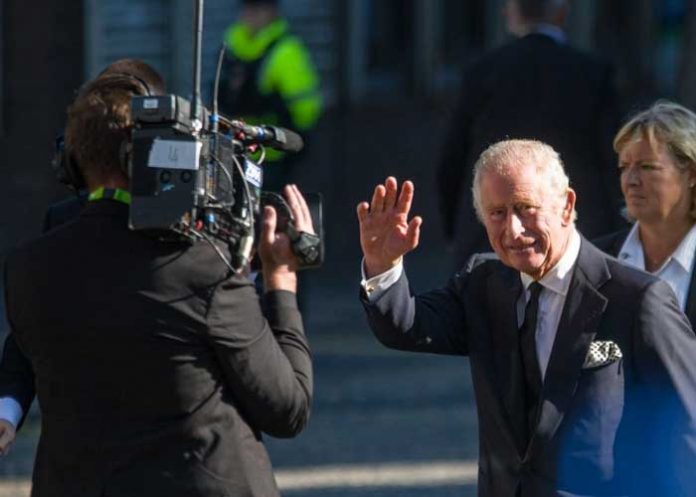 1 Gran cantidad de empleados despedidos tras el ascenso de Carlos III a la corona