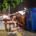 Furgón pierde el control y se da vuelta en Las Piedrecitas en Managua Furgón pierde el control y se da vuelta en Las Piedrecitas en Managua