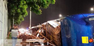Furgón pierde el control y se da vuelta en Las Piedrecitas en Managua