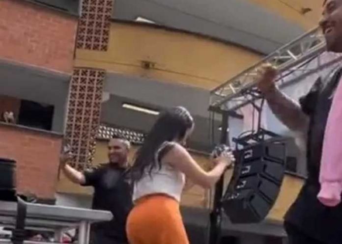 ¡Se soltó! Maestra saca pasos prohibidos en actividad escolar