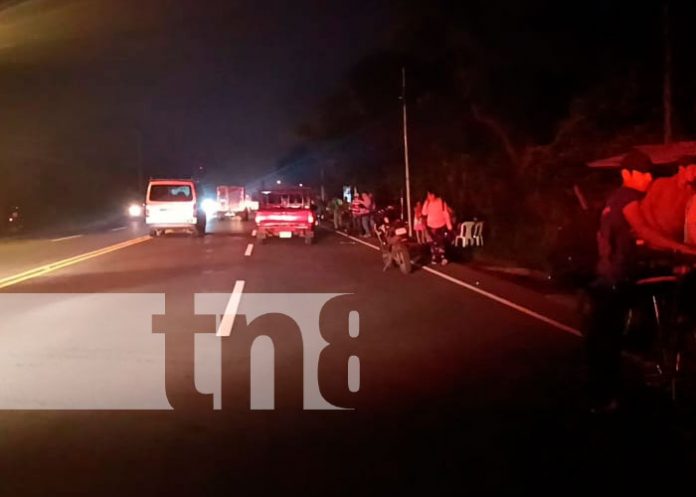 Dos jóvenes graves al ser embestidos por una camioneta en Carretera Sur