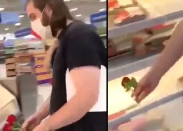 ¡Locura total! Veganos dan rosas a carnes del supermercado (VIDEO)