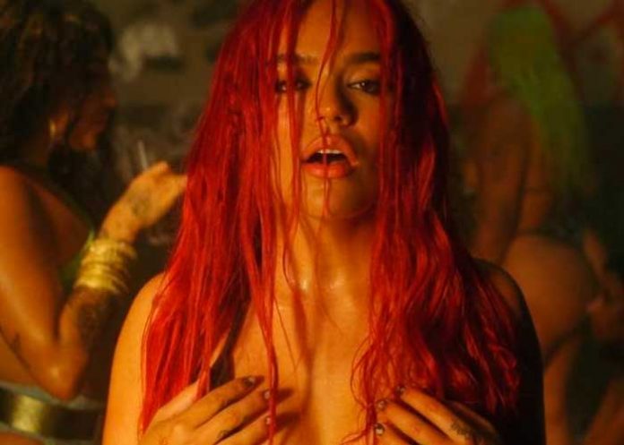 Karol G prende Instagram mostrando sus atributos frente al espejo