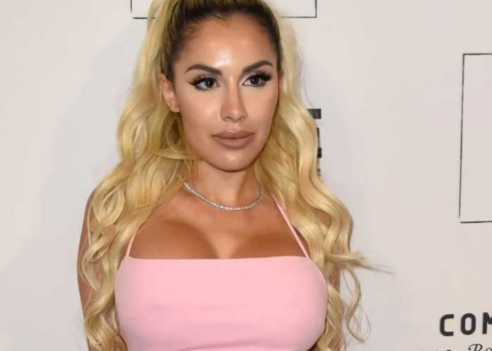 Alexa Dellanos burla la censura de Instagram con sus sexys fotos