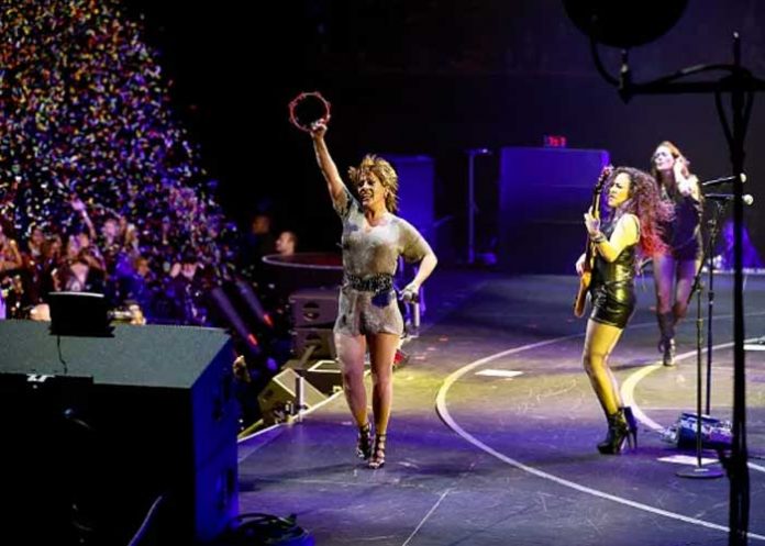 Video: Fanática le agarra 