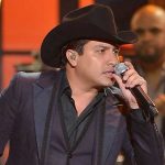 Humildad, Julión Álvarez es captado trabajando en la tienda de su padre