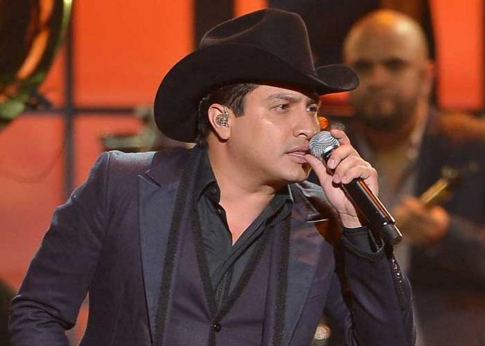 Humildad, Julión Álvarez es captado trabajando en la tienda de su padre