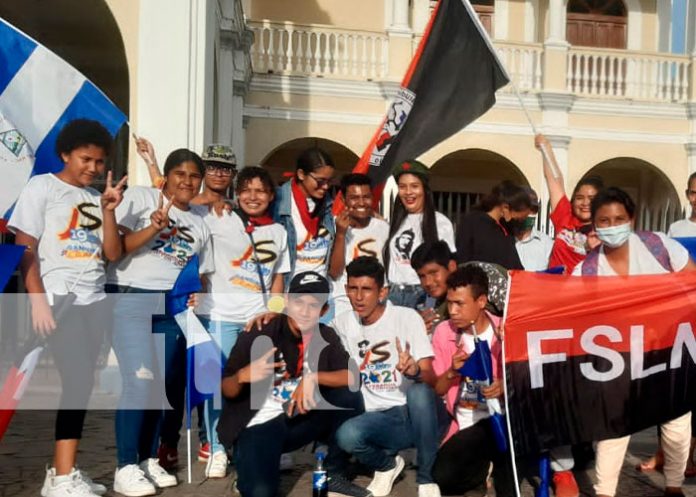 Familias de Granada realizan multitudinaria caminata