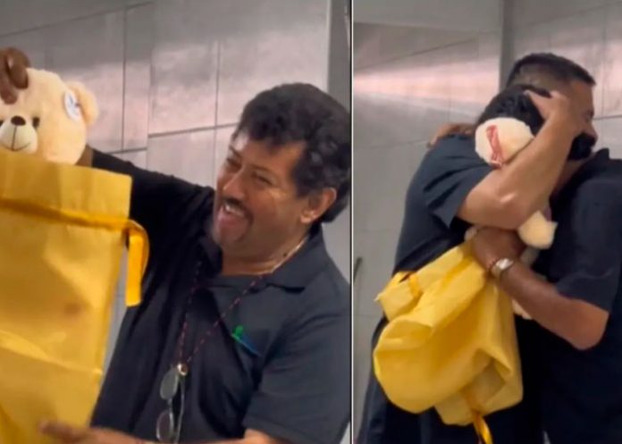 Recibe oso de peluche con la voz de su esposa fallecida