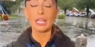 "Solo eso andaba": Utiliza condón para cubrir micrófono de la lluvia