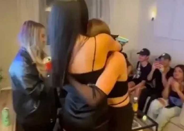 Mujer se declara bisexual y amigos hacen 