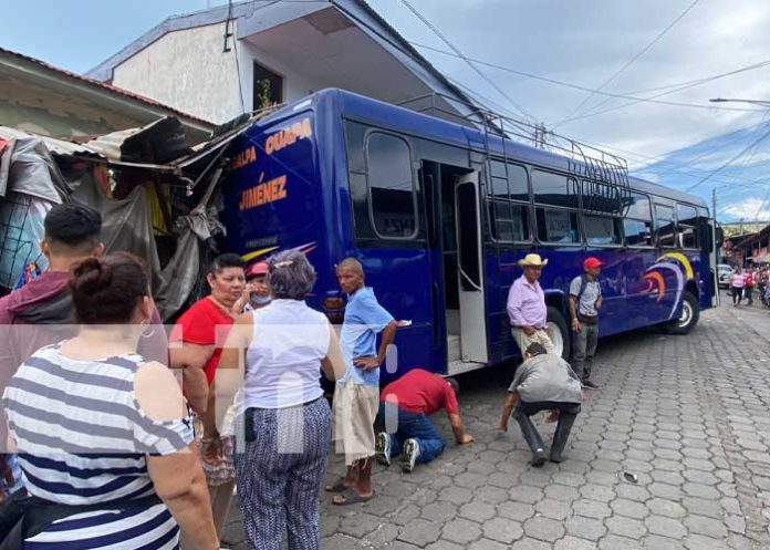 Le fallan los frenos e impacta contra negocio del Mercado Municipal de Juigalpa