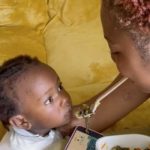 Madre sin manos «hace hasta lo imposible» por alimentar a su bebé Madre sin brazos "hace hasta lo imposible" por alimentar a su bebé