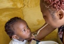 Madre sin manos «hace hasta lo imposible» por alimentar a su bebé Madre sin brazos "hace hasta lo imposible" por alimentar a su bebé