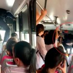 ‘Spider-Man mexicano’ tremenda manera de bajarse de un bus lleno ¿Se te hizo muy tarde? Tremenda manera de bajarse de un bus lleno