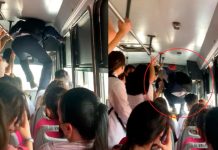 ¿Se te hizo muy tarde? Tremenda manera de bajarse de un bus lleno