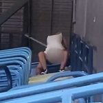 ¡Con agüita de coco! Pareja hace el delicioso en estadio (VIDEO)