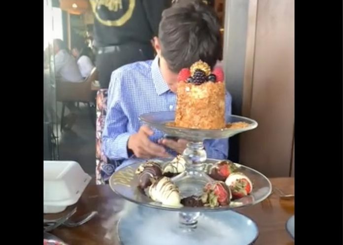 Mamá mexicana intenta sorprender a uno de sus hijos