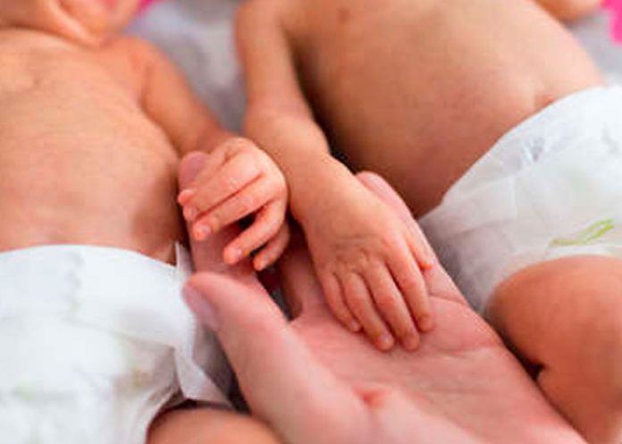 Mujer brasileña da a luz a mellizos de padres diferentes