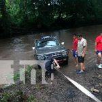 Camioneta es arrastrada por fuertes corrientes en Chontales Camioneta es arrastrada por fuertes corrientes del Río en Acoyapa, Chontales