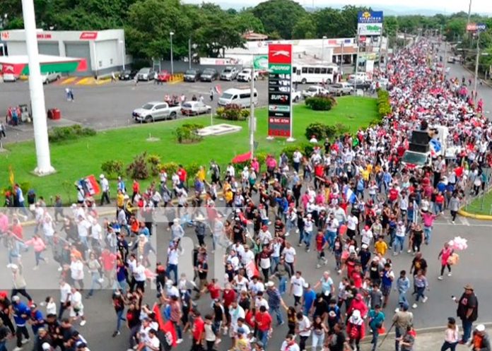 2 Realizan caminata en barrios de Managua en saludo a las fiestas patrias