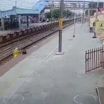 ¡Se burló de la muerte! Mujer se salva de ser arrollada por tren 2 veces (VIDEO) ¡Se burló de la muerte! Mujer se salva de ser arrollada por tren 2 veces (VIDEO)