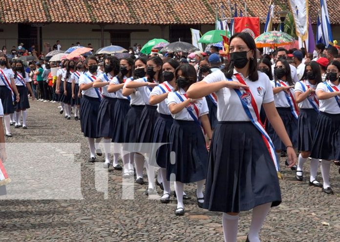 Colegios participan en el desfile ¡Hay Patria! en la ciudad de León