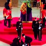 Guardia se desmaya frente al féretro de la Reina Isabel ll (Video)