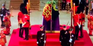 Guardia se desmaya frente al féretro de la Reina Isabel ll (Video)