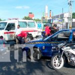 Motociclista lesionado tras estrellarse en el costado de un taxi en Managua Motociclista lesionado tras estrellarse en el costado de un taxi en Managua