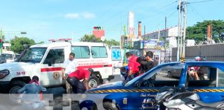 Motociclista lesionado tras estrellarse en el costado de un taxi en Managua
