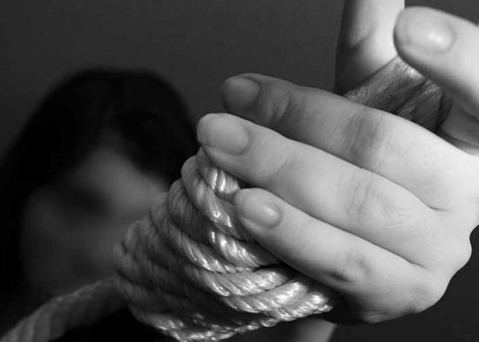 ¡De terror! Mujer se suicida tras perder custodia de sus hijos en Reino Unido