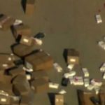 Estados Unidos: Camión sufre accidente y deja regado cientos de "nepes"