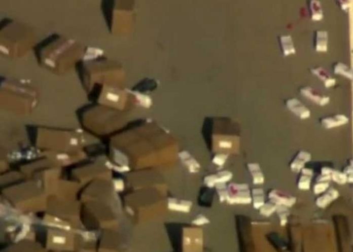 Estados Unidos: Camión sufre accidente y deja regado cientos de 