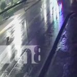 ¡Por ir como loco! Motociclista catapulta a peatón en Montoya (VIDEO) ¡Por ir como loco! Motociclista catapulta a peatón en Montoya