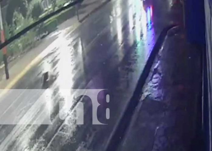 ¡Por ir como loco! Motociclista catapulta a peatón en Montoya