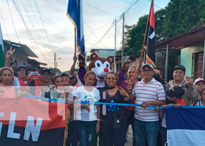 Habitantes del barrio Sandino, estrenan calle adoquinada en Dolores