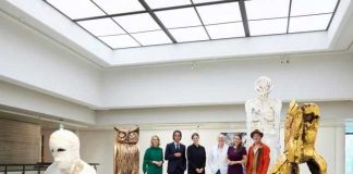 Fotos: Brad Pitt se "lanza" como escultor en Finlandia